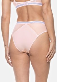 Lichtroze hooggeplaatste onderbroek met een soepele voorzijde en gaasaccenten, aangevuld met een dunne, verstelbare kanten tailleband.
