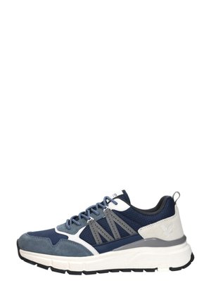 Heren sportieve sneaker met marineblauwe mesh, grijze suède overlays, witte accenten, blauwe veters en dikke witte zool met zwart profiel.