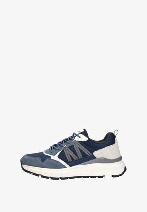 Heren sportieve sneaker met marineblauwe mesh, grijze suède overlays, witte accenten, blauwe veters en dikke witte zool met zwart profiel.