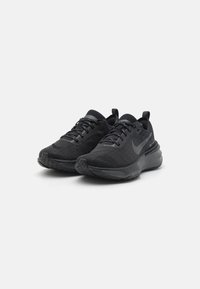 Pantofi sport negri cu o parte superioară din tricot, guler căptușit și design cu șireturi. Dispun de o talpă groasă, texturată și logo elegant pe laterale.