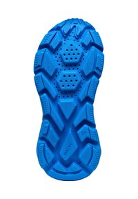 La suela de las zapatillas deportivas de goma azul presenta patrones de agarre texturizados, orificios de ventilación y un acento de marca. Diseñada para ofrecer tracción y comodidad.