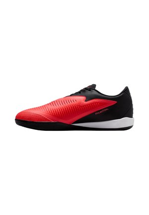 Low-Profile Fußballschuh mit schwarzem und rotem synthetischem Obermaterial, strukturierter Vorderfußpartie, schwarzen Schnürsenkeln und weißer Mittelsohle mit Aufschrift Phantom.