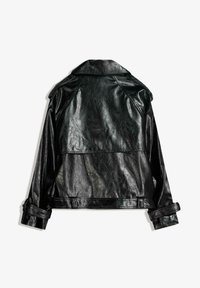 Černá kožená bunda s texturovaným povrchem, s klasickým límcem, dlouhými rukávy a skládacími manžetami. Pohled ze zad zdůrazňuje elegantní design.