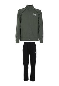 Tuta sportiva composta da una giacca con zip verde scuro con dettagli bianchi e logo, abbinata a pantaloni della tuta neri con logo bianco.