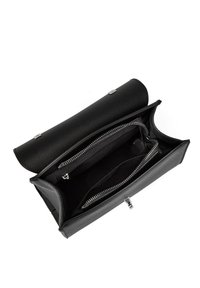 Zwarte leren clutch met een gestructureerde afwerking, met ritscompartimenten en metallic accenten. Het interieur heeft een donkere stoffen voering.