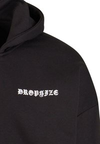 Svart hettegenser med hvit brodert "DROPIZE" tekst på brystet. Mykt stoff, avslappet passform, med snor i hetten og kengurulomme.