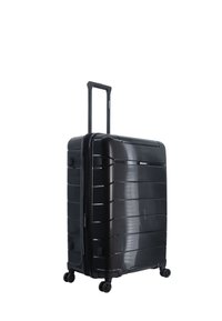 Maleta dura negra con una forma rectangular elegante. Superficie texturizada con estrías horizontales, dos ruedas y un mango retráctil.