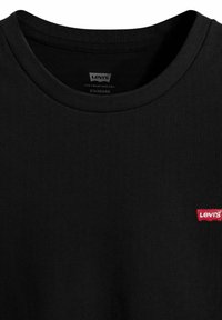 Sort Levi's T-shirt med rund hals og lille rød Levi's logo lap på højre side af brystet.