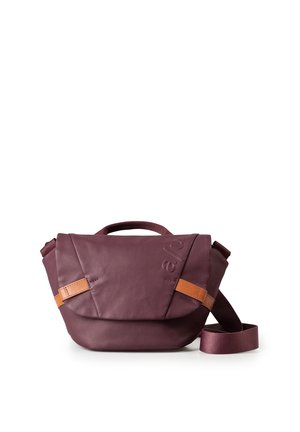 Borsa in pelle bordeaux con pattina pieghevole, fasce di accentuazione in pelle marrone, manico corto e tracolla lunga e regolabile; texture liscia e design minimalista.