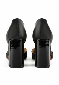 Scarpe nere con tacco alto in vernice lucida a blocco. Parte superiore in pelle morbida con design a punta arrotondata.