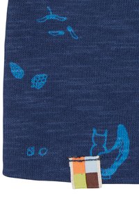 Tessuto blu navy con motivi di animali e foglie in blu più chiaro. Presenta un'etichetta in tessuto multicolore in basso. Design a maglia texturizzato.