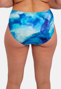 Modré a tyrkysové plavkové spodky z textilie s tekutým abstraktním vzorem. Vysoký pas s hladkou texturou a prošitými detaily na lemu.