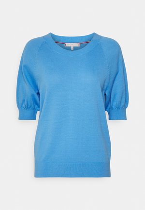 Blå tröja i stickad tyg med korta puffärmar, rund halsringning och avslut med ribbstickning. Slät textur och avslappnad passform.