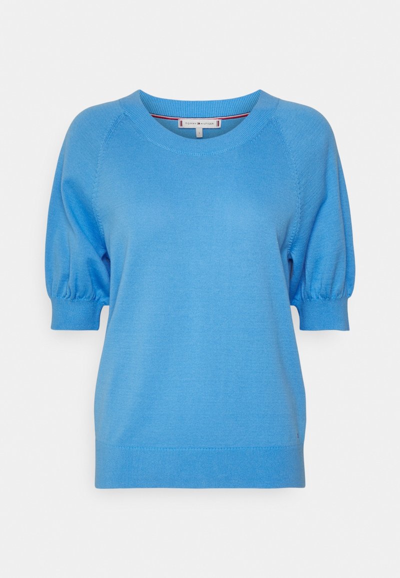 Modrý svetr s krátkými balónovými rukávy, kulatým výstřihem a žebrovaným lemem, vyrobený z pletené tkaniny. Hladký povrch a volný střih.