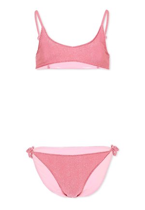 Bikini due pezzi rosa glitter con sottili spalline sulla parte superiore e dettagli con laccetti laterali sulla parte inferiore, mostrato su sfondo bianco.