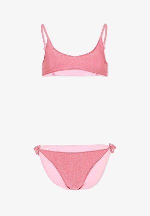 Bikini due pezzi rosa glitter con sottili spalline sulla parte superiore e dettagli con laccetti laterali sulla parte inferiore, mostrato su sfondo bianco.