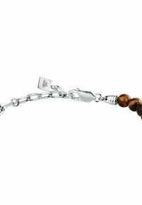 Bracciale in argento con perle in occhio di tigre marrone, dettagli hardware e un'etichetta con logo, che offrono un design moderno.