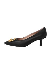 Décolleté in pelle nera con punta affusolata, tacco basso a blocco e un accento in metallo dorato sul davanti, caratterizzato da una superficie liscia e un design elegante.