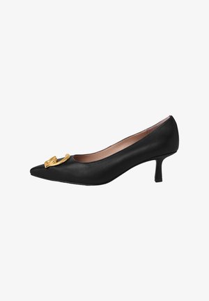 Escarpin en cuir noir avec un bout pointu, un petit talon carré et un accent en métal doré à l'avant, présentant une texture lisse et un design épuré.