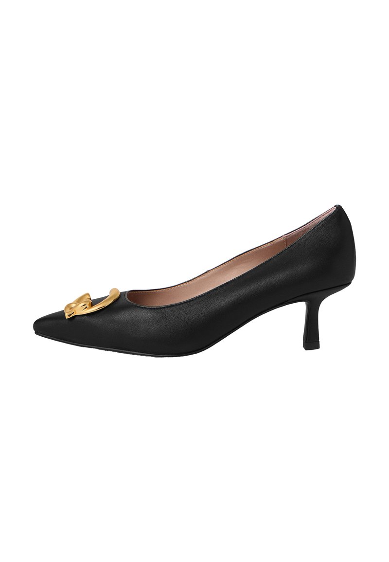 Décolleté in pelle nera con punta affusolata, tacco basso a blocco e un accento in metallo dorato sul davanti, caratterizzato da una superficie liscia e un design elegante.