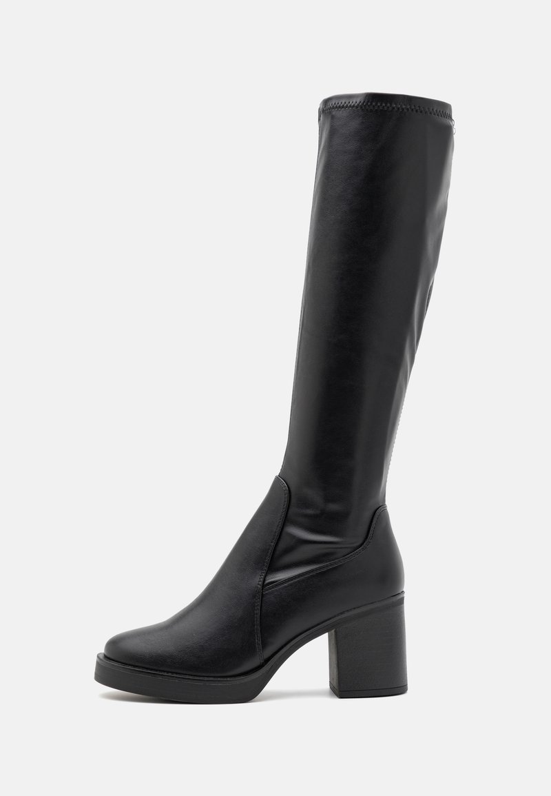 Bottes noires montantes en cuir lisse avec un large talon et un bout arrondi. Présente un design sans couture et des accents de couture discrets.