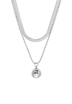 Collier en argent composé de chaînes superposées avec des textures variées, y compris un pendentif sphérique lisse suspendu à une chaîne en perles.