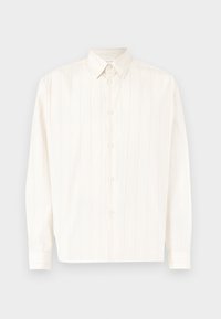 Fehér, hosszú ujjas, gombos ing, finom függőleges csíkokkal és hegyezetett gallérral, simán elhelyezve egy világos háttér előtt.