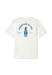 Bílý bavlněný tričko s modrým grafickým designem a textem "APERITIVO AL SOL", ilustrovanou lahví a kruhovými akcenty na zadní straně.