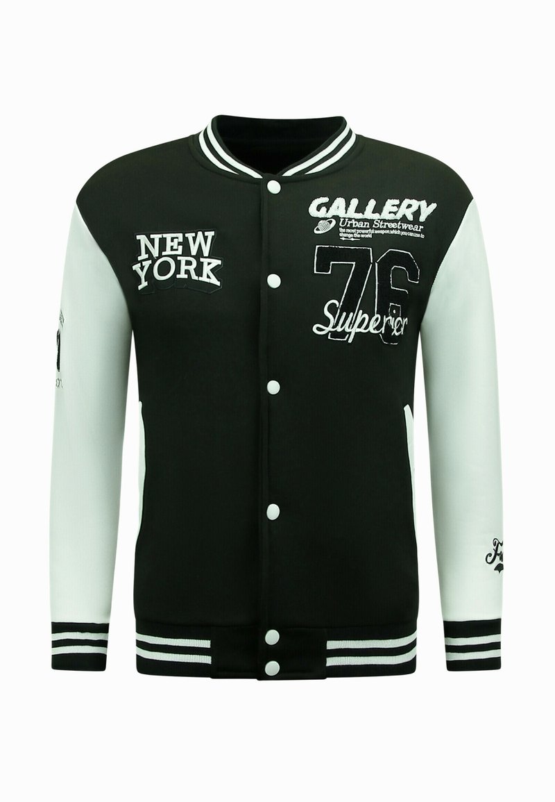 Zwart-witte varsity jack met geborduurde tekst, knopen en gestreepte ribbels. Heeft ontwerpen van "NEW YORK" en "76". Gladde textuur.