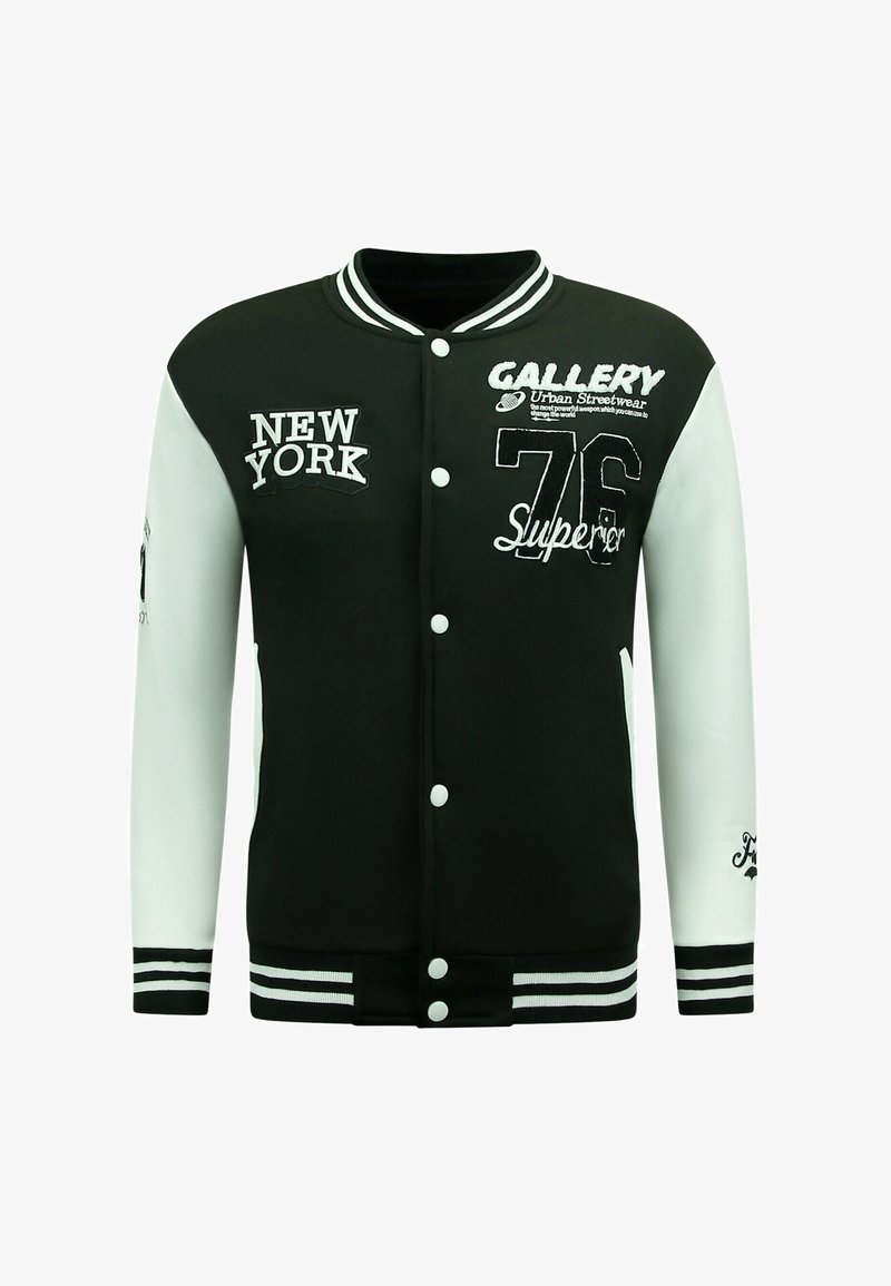 Zwart-witte varsity jack met geborduurde tekst, knopen en gestreepte ribbels. Heeft ontwerpen van "NEW YORK" en "76". Gladde textuur.