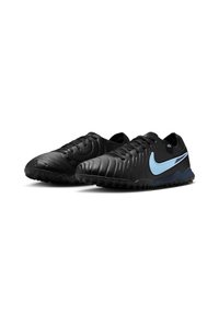 Pantofi sport negri cu superior sintetic texturat, logo albastru proeminent și talpă din cauciuc cu multiple butoane de tracțiune. Design cu sireturi.