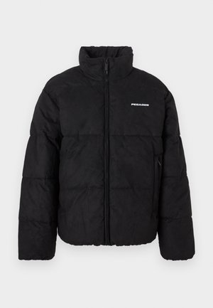 Sort dunjakke med høj krave, frontlynlås, sidelommer og "PEGADOR"-logo på venstre bryst.