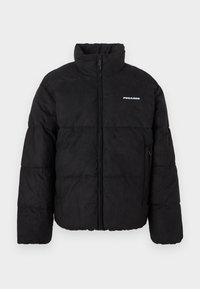 Schwarze Steppjacke mit hohem Kragen, Frontreißverschluss, Seitentaschen und "PEGADOR"-Logo auf der linken Brust.