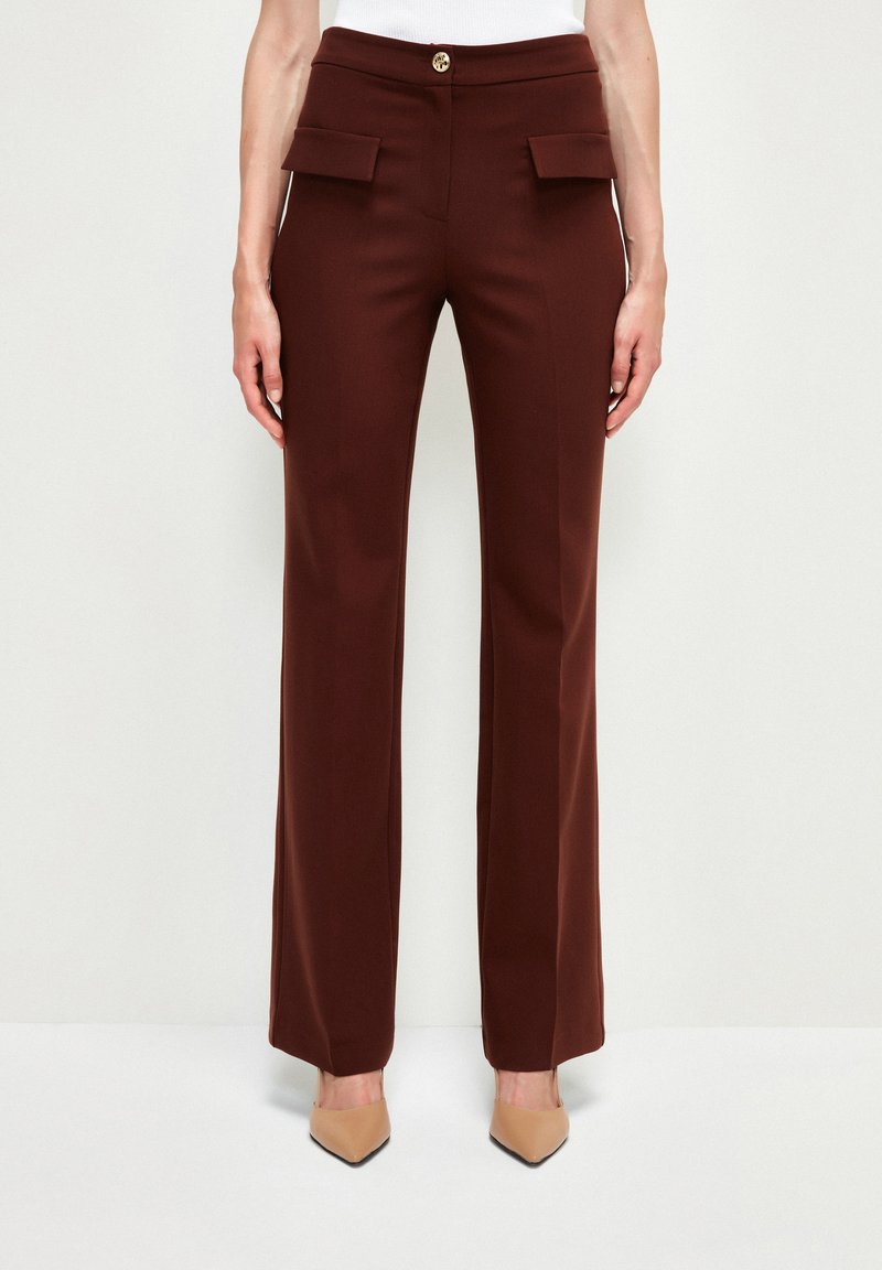 Bruine op maat gemaakte broek met een rechte pijp, voorzien van twee voorzakken, een knoopsluiting en een soepele, gestructureerde stoftextuur.