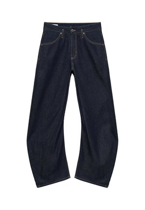Jeans en denim bleu foncé à jambes larges avec poches avant, passants pour ceinture et fermeture par bouton, présenté à plat sur fond blanc.