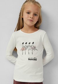 Langärmliges Cremehemd mit einem Aufdruck von vier Ballerinas in unterschiedlichen Farben und dem Text "du kannst mich PRINZESSIN nennen" darunter.