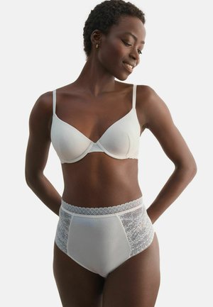 Biała bielizna z gładkimi miseczkami, regulowanymi ramiączkami i high-waist majtkami z koronkowym pasem i gładkiego, elastycznego materiału.