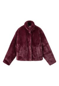 Jachetă din blană artificială burgundy, cu guler înalt, mâneci lungi și buzunare laterale; textură moale cu un finisaj ușor strălucitor.