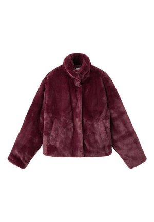 Jachetă din blană artificială burgundy, cu guler înalt, mâneci lungi și buzunare laterale; textură moale cu un finisaj ușor strălucitor.
