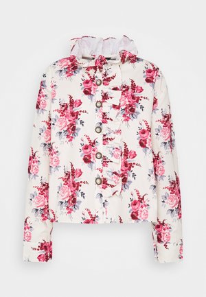 Bloemenlange mouw blouse met gerimpelde kraag en knoopsluiting. Met roze en rode rozen op een lichte crèmekleurige achtergrond. Zachte stoftextuur.