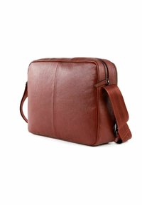 Borsa a messaggero in pelle marrone con texture liscia, forma rettangolare, chiusura con cerniera e una robusta tracolla in tessuto.