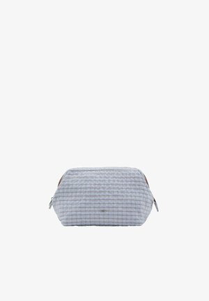 Trousse de toilette matelassée bleu clair avec un motif quadrillé subtil, deux fermetures à glissière de chaque côté, présentée sur un fond blanc uni.