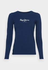 Marinblå långärmad skjorta tillverkad av mjukt material med rund halsringning och vit "Pepe Jeans London"-logotyp centrerad på bröstet.