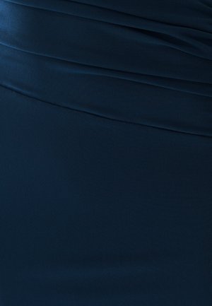 Tessuto blu navy con superficie texturizzata, caratterizzato da arricciature orizzontali e un design morbido e fluido. Ideale per abbigliamento formale.