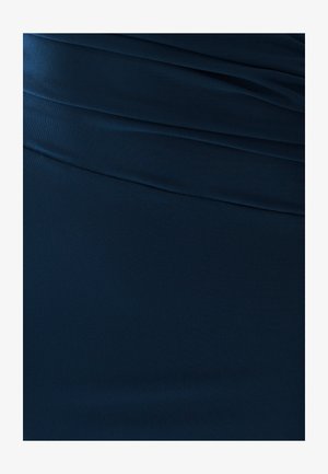 Tessuto blu navy con superficie texturizzata, caratterizzato da arricciature orizzontali e un design morbido e fluido. Ideale per abbigliamento formale.