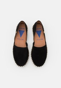 Espadrilles de ante negro con suela plana, que cuentan con una plantilla color bronce y un borde trenzado en beige. Logotipo impreso en azul.