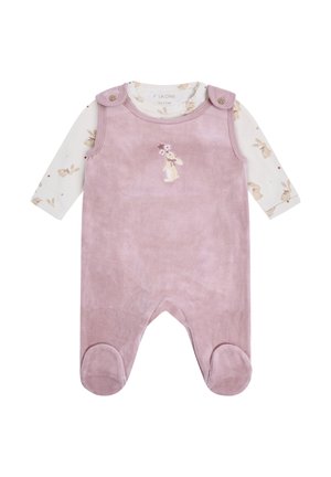 Witte babyromper met lange mouwen en roze konijntjesprint onder een mouwloze zachte roze overall met voetjes met een klein konijntje op de borst.