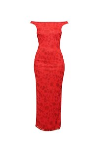 Rochie roșie cu umeri descoperiți, având o siluetă ajustată, cu un model floral și o textură netedă, extinzându-se până la genunchi.