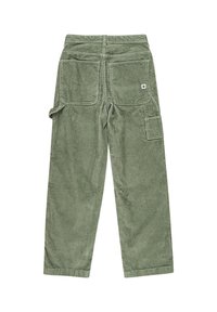 Pantalon en velours côtelé vert avec une coupe décontractée, doté de plusieurs poches et d'un motif texturé subtil. Comprend un petit logo sur la poche arrière.