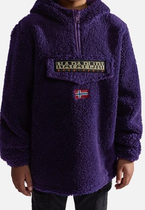 Enfant portant un pull polaire violet avec fermeture éclair devant, grande poche à rabat étiquetée « Napapijri geographic » et petit écusson du drapeau norvégien.